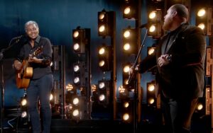 Tracy Chapman and Luke Combs in their stunning performance at The Grammys of her 1988 song Fast Car.